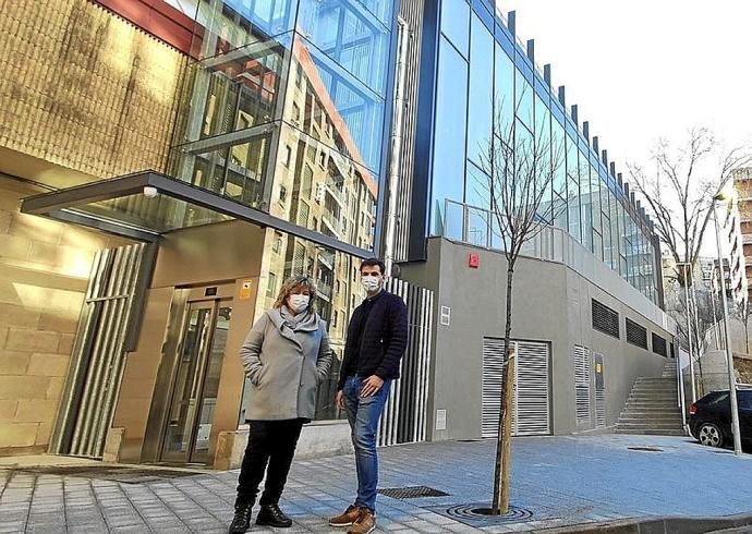 La alcaldesa de Elgoibar, Ane Beitia, y el concejal de Urbanismo, Iosu Arraiz, delante del elevador. Foto: N.G.