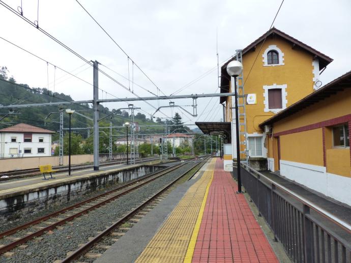 La línea de Renfe por Enkarterri ofrece un servicio lamentable a los vecinos de la comarca