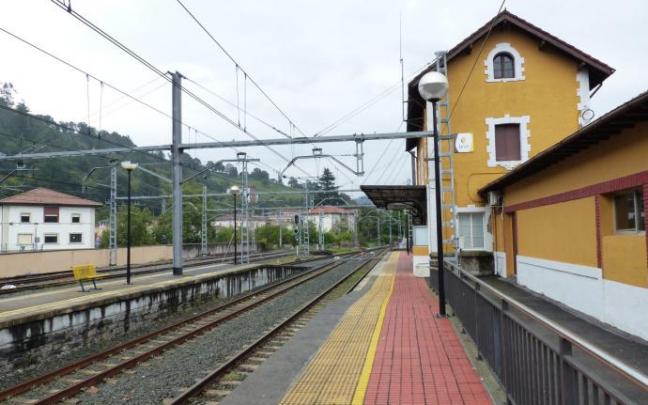 La línea de Renfe por Enkarterri ofrece un servicio lamentable a los vecinos de la comarca La línea de Renfe por Enkarterri ofrece un servicio lamentable a los vecinos de la comarca