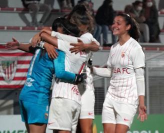 Las jugadoras sevillistas celebran el gol de Débora que a la postre les dio la victoria.