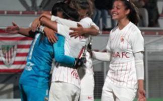Las jugadoras sevillistas celebran el gol de Débora que a la postre les dio la victoria.