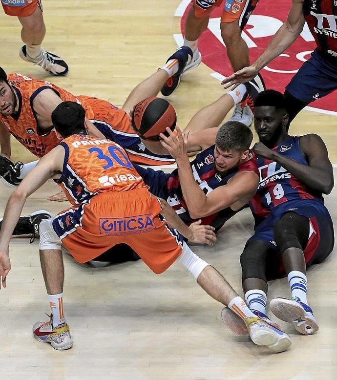 Giedraitis se revuelve en el suelo ante Tobey y Sastre durante la derrota del lunes. Foto: Área 11