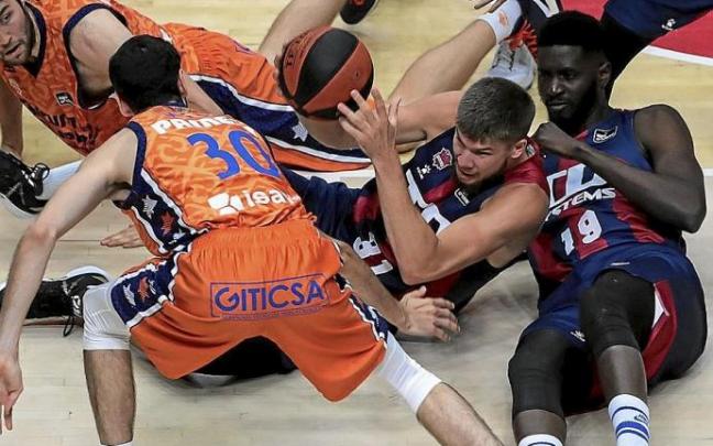 Giedraitis se revuelve en el suelo ante Tobey y Sastre durante la derrota del lunes. Foto: Área 11