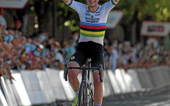 Annemiek Van Vleuten, celebrando su victoria en la Clásica Féminas de Navarra el año pasado.