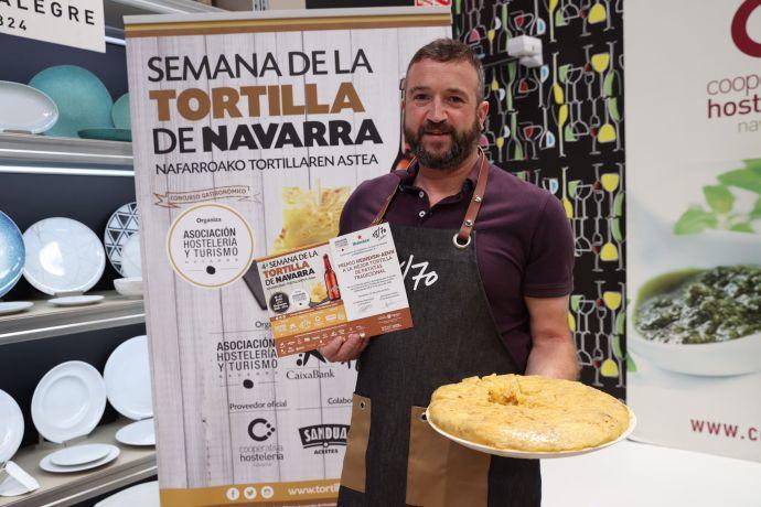 Jorge Elizalde, de la cafetería Elizalde, recoge el premio de la Semana de la Tortilla