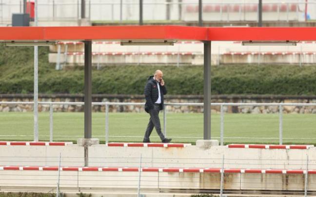 Aitor Elizegi habla por teléfono durante su asistencia al entrenamiento del primer equipo el pasado 28 de abril en Lezama Aitor Elizegi habla por teléfono durante su asistencia al entrenamiento del primer equipo el pasado 28 de abril en Lezama