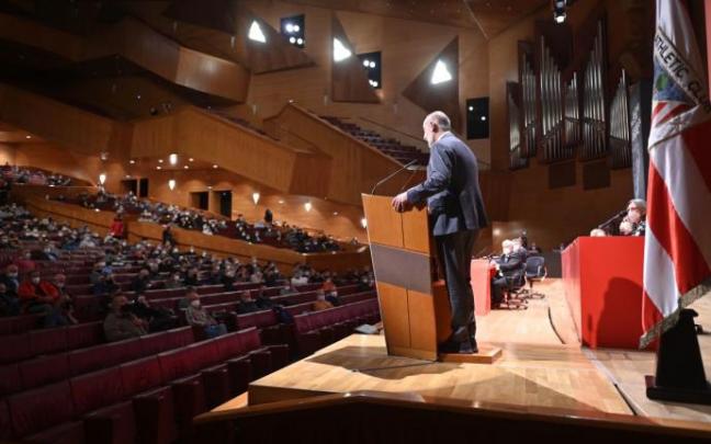 Aitor Elizegi se dirige a los socios compromisarios en la Asamblea Extraordinaria Aitor Elizegi se dirige a los socios compromisarios en la Asamblea Extraordinaria