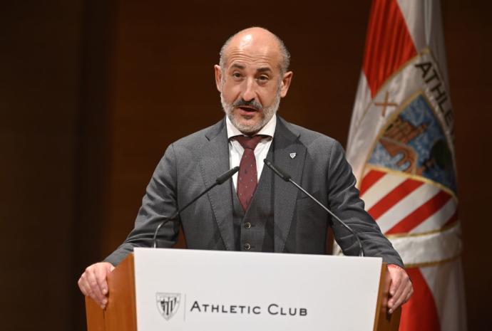 Aitor Elizegi, en un momento de su intervención en la Asamblea Extraordinaria