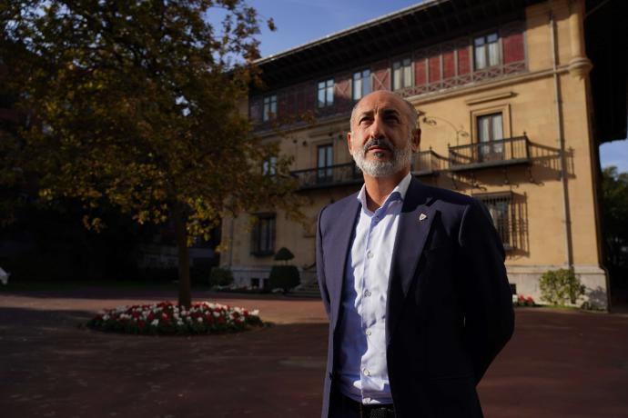 Aitor Elizegi posa en el palacio de Ibaigane.