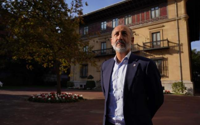 Aitor Elizegi posa en el palacio de Ibaigane.