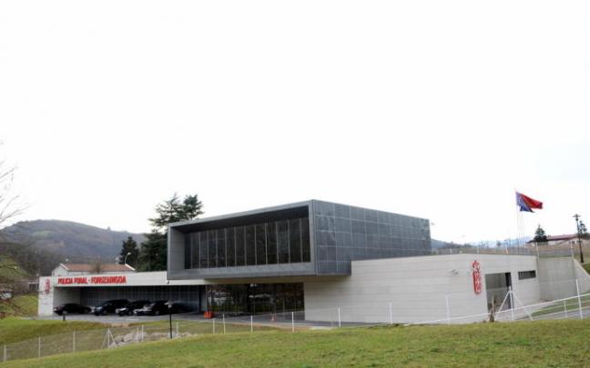 Fachada de la comisaría de la Policía Foral en Elizondo.