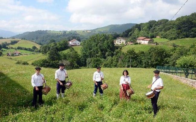 El grupo Elizondoko txistulariak se encargó de animar las calles de Azpilkueta con sus melodías.