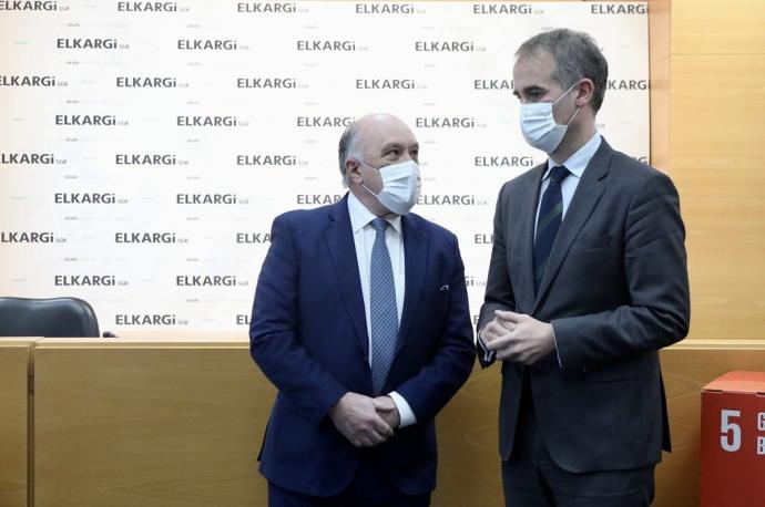 El presidente de Elkargi Josu Sánchez, a la izquierda, con el director Zenón Vázquez.