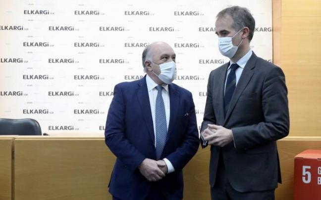 El presidente de Elkargi Josu Sánchez, a la izquierda, con el director Zenón Vázquez.