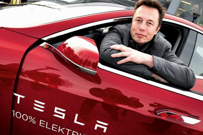 Elon Musk, en uno de los automóviles de Tesla.