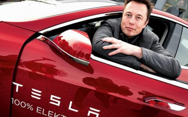 Elon Musk, en uno de los automóviles de Tesla.