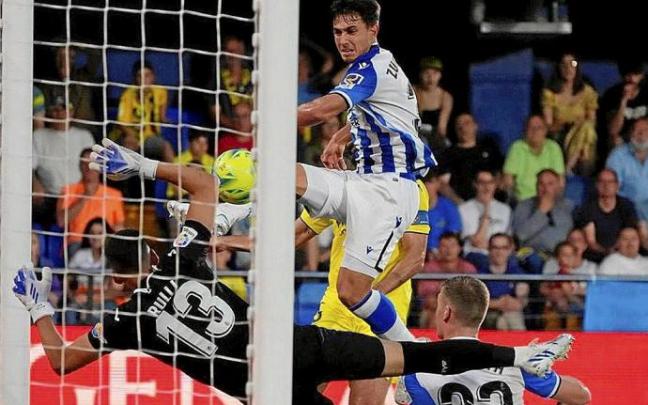 Zubimendi bate a Rulli en Vila-real y marca el gol que clasificó a la Real para la próxima edición de la Europa League. Foto: Real Sociedad