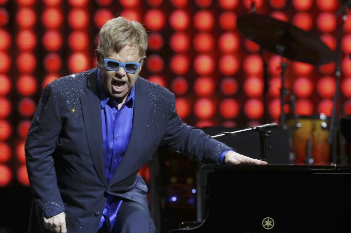 Elton John durante una de sus actuaciones