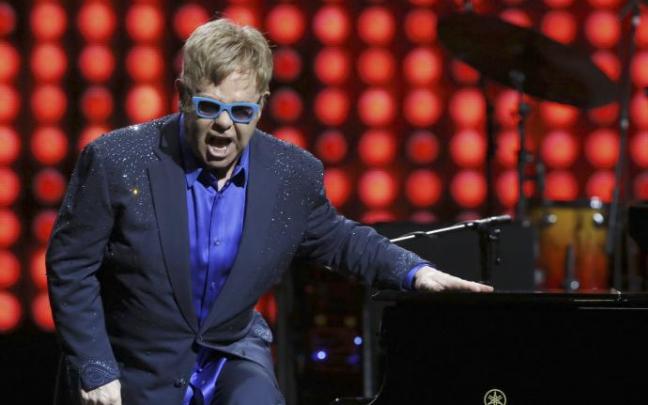 Elton John durante una de sus actuaciones Elton John durante una de sus actuaciones