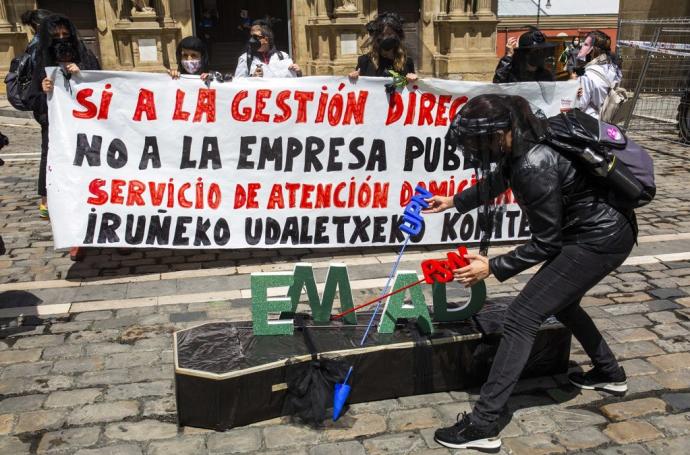 La protesta de las trabajadoras del Emad, en la plaza Consistorial.