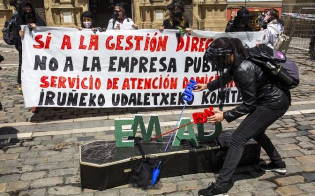 La protesta de las trabajadoras del Emad, en la plaza Consistorial.