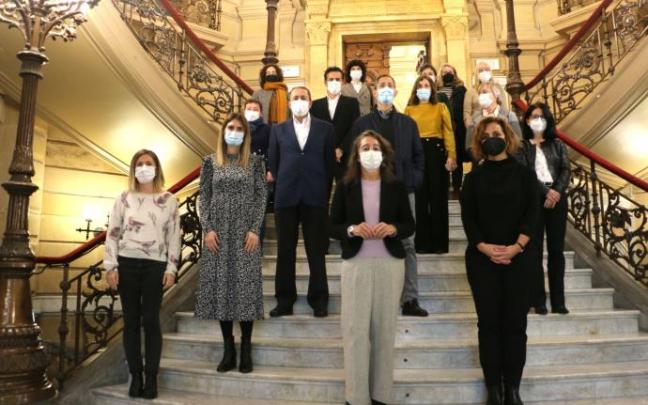 Integrantes de la iniciativa Emakumeak Zientzian, tras la firma del acuerdo con Fomento de San Sebastián.