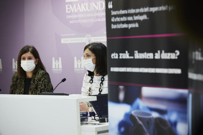 La directora de Emakunde, Izaskun Landaida, y la consejera de Igualdad, Justicia y Políticas Sociales, Beatriz Artolazábal