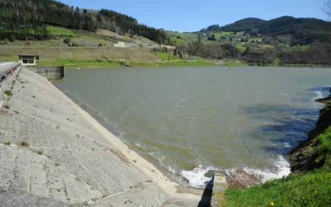 Vista del embalse de Undurraga en Zeanuri. Vista del embalse de Undurraga en Zeanuri.