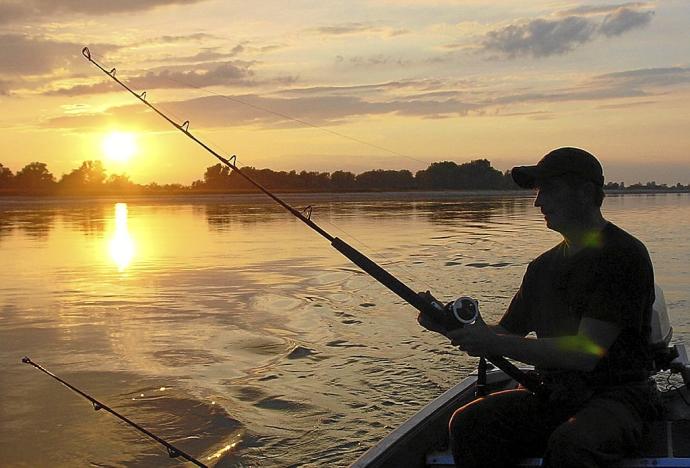 Un aficionado pescando en un pantano. Foto: N.G.