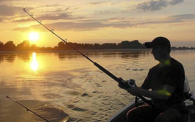 Un aficionado pescando en un pantano. Foto: N.G. Un aficionado pescando en un pantano. Foto: N.G.