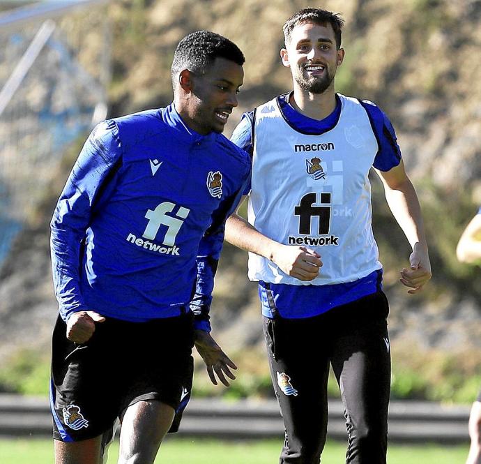 Isak y Januzak bromean en el entrenamiento de ayer. Foto: Javi Colmenero