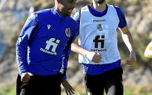 Isak y Januzak bromean en el entrenamiento de ayer. Foto: Javi Colmenero