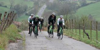 Los ciclistas del Caja Rural inspeccionaron la etapa alavesa de la Itzulia.