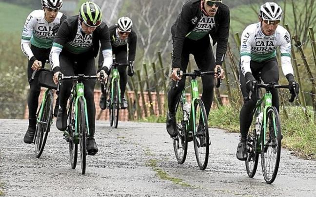 Los ciclistas del Caja Rural inspeccionaron la etapa alavesa de la Itzulia. Foto: Caja Rural