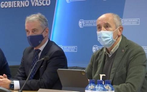 El lehendakari Iñigo Urkullu, y el consejero de Seguridad, Josu Erkoreka, durante la reunión de la Mesa de Crisis