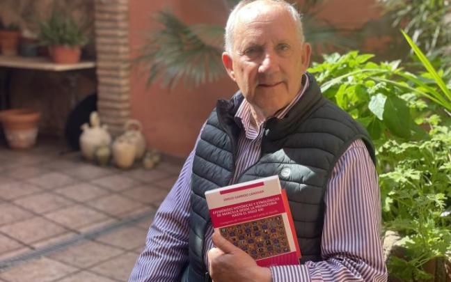 Emilio Garrido posa con el nuevo ejemplar sobre Marcilla en el patio de su casa en la localidad ribera.