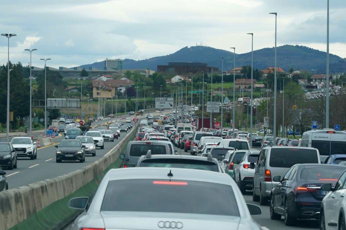 Caravana de vehículos en La Avanzada.