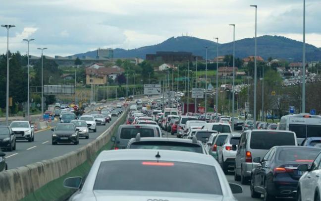 Caravana de vehículos en La Avanzada.
