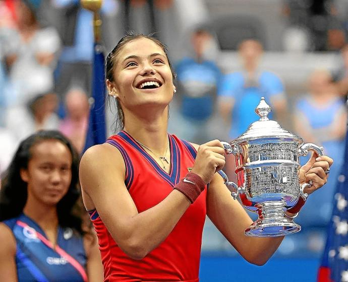 Emma Raducanu exhibe con una gran sonrisa su trofeo de campeona del US Open. Foto: Afp