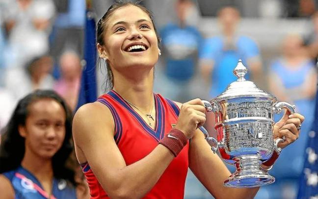 Emma Raducanu exhibe con una gran sonrisa su trofeo de campeona del US Open. Foto: Afp Emma Raducanu exhibe con una gran sonrisa su trofeo de campeona del US Open. Foto: Afp