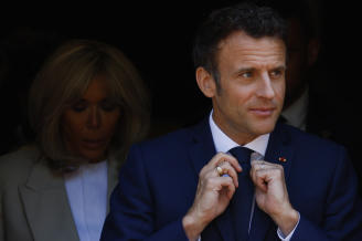 Emmanuel Macron acude a votar en la segunda vuelta de los comicios.