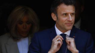 Emmanuel Macron acude a votar en la segunda vuelta de los comicios.