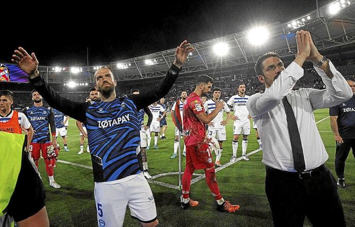 Julio Velázquez, a la derecha, pidiendo perdón a la afición junto a Laguardia. Foto: Área 11