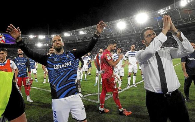 Julio Velázquez, a la derecha, pidiendo perdón a la afición junto a Laguardia. Foto: Área 11