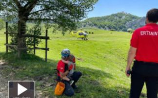 Momento en el que un miembro del equipo de rescate de la Ertzaintza abraza al niño de 3 años.
