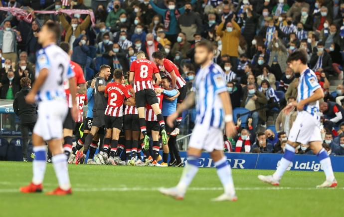 Los jugadores del Athletic celebran el gol del empate frente a la Real Sociedad en el Reale Arena.