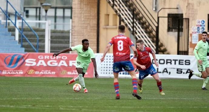 Diarra controla el esférico ante la presencia de dos rivales del Calahorra.