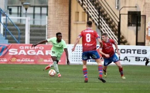 Diarra controla el esférico ante la presencia de dos rivales del Calahorra.