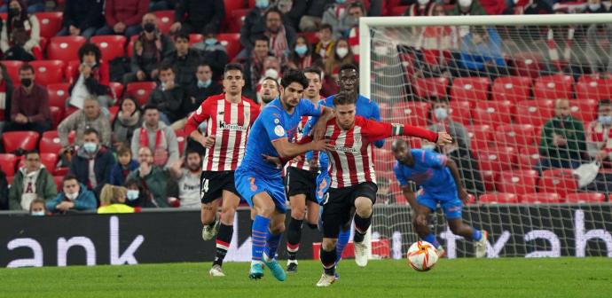 Iker Muniain pugna por un balón con Gonçalo Guedes.