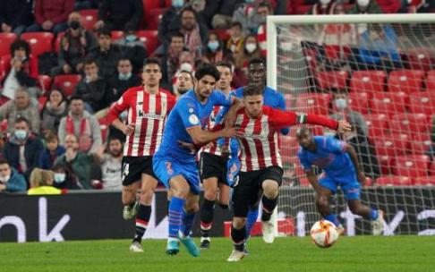 Iker Muniain pugna por un balón con Gonçalo Guedes.